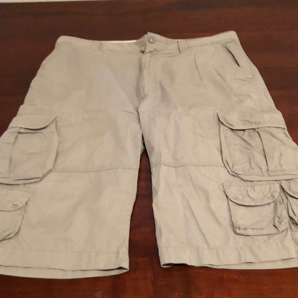 Round Tree and Yorke men’s cargo shorts.